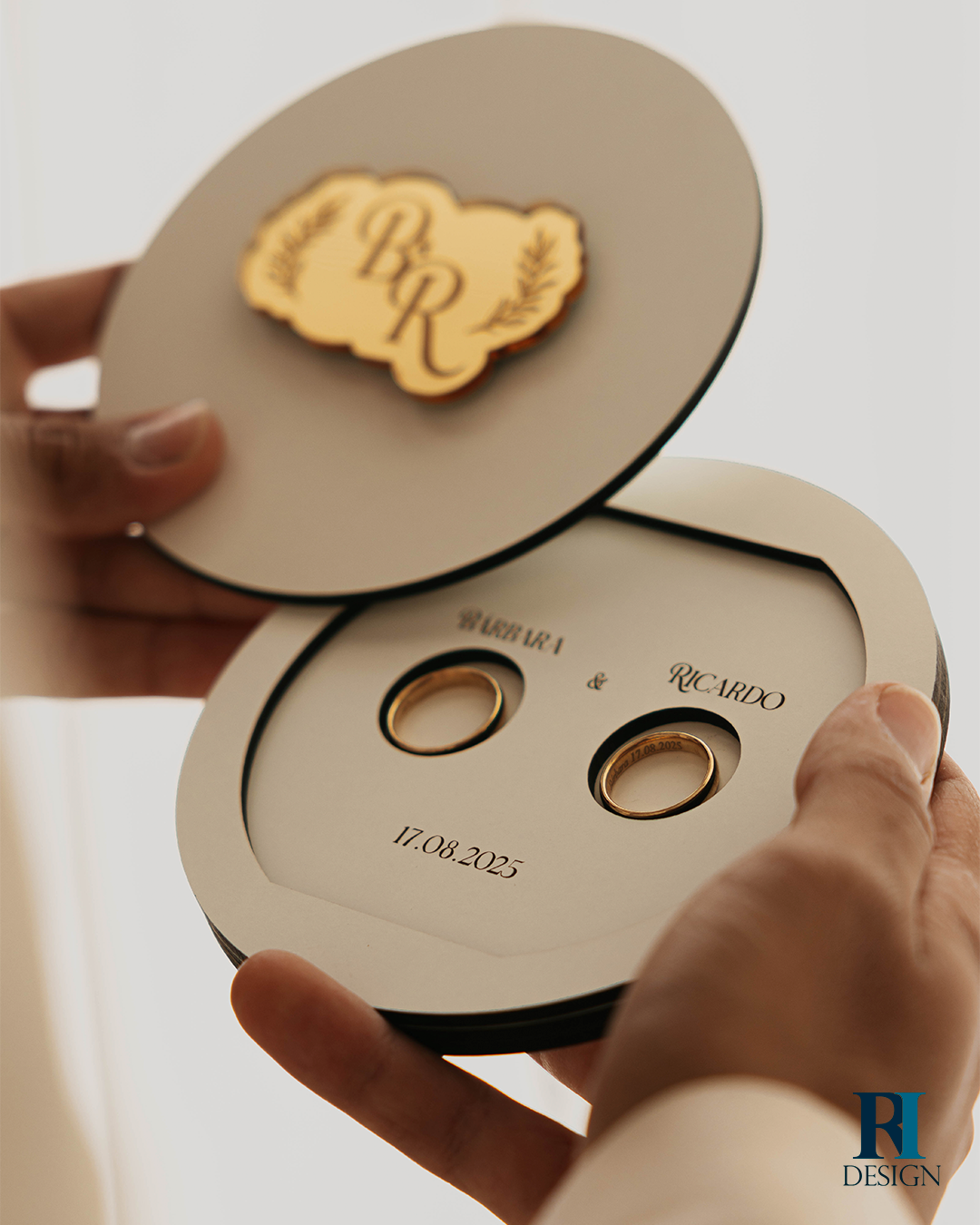 Caixa porta alianças personalizada com monograma dourado